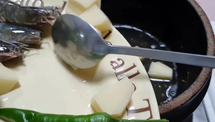 Cho khoai tây vào nước dùng, nấu trong 10 phút.