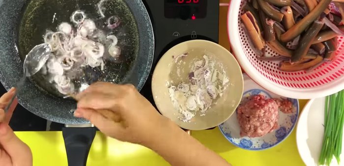 Ninh nhừ gạo nếp và gạo tẻ thành cháo.