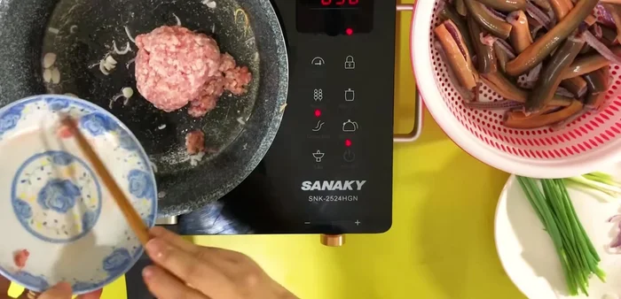 Xào thịt bằm với hành phi cho đến khi chín và tơi.