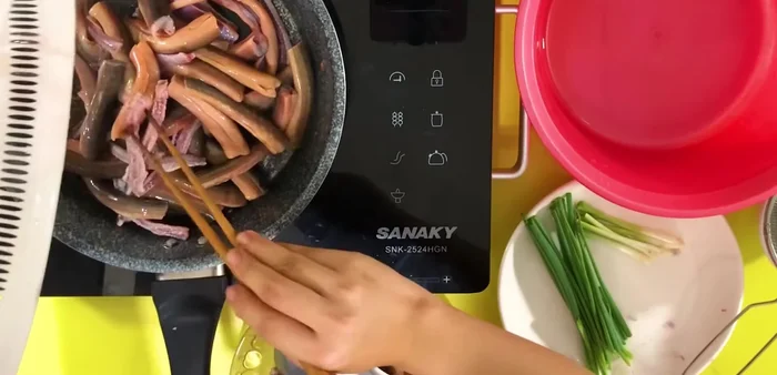 Xào lươn với hành, tỏi, gia vị (hạt nêm, bột nghệ, đường, muối, nước mắm) cho đến khi chín tới.