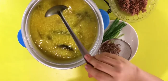 Thêm thịt bằm vào cháo, nêm nếm lại cho vừa ăn.
