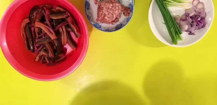 Rửa sạch lươn với muối và giấm để loại bỏ nhớt. Làm sạch máu đông trong bụng lươn.