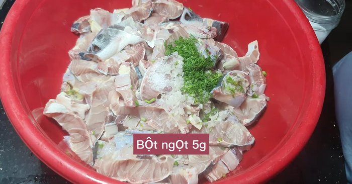 Ướp cá: Băm nhỏ hành khô, tía tô. Trộn đều cá với 5g bột ngọt, 3g đường trắng, 5g hạt nêm, 2g tiêu, 10ml nước mắm.