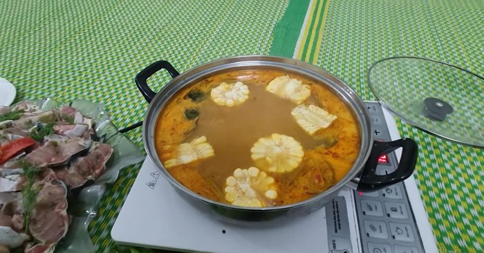 Xếp cá đã ướp vào nồi lẩu và thưởng thức.