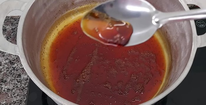 Để nguội nước màu, bảo quản dùng dần.