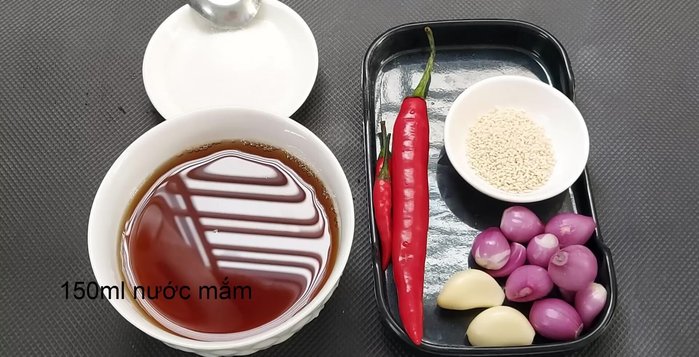 Chuẩn bị hỗn hợp ướp: nước mắm, đường, tỏi, hành tím, hạt nêm, ớt.