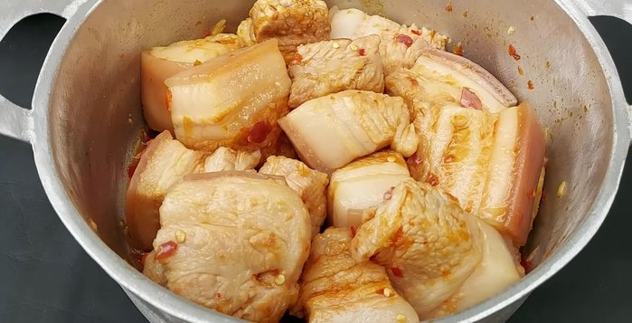Ướp thịt với hỗn hợp trên trong 15-20 phút.
