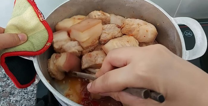 Đun thịt trên lửa vừa, đảo đều cho thịt săn lại và ngấm gia vị.