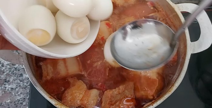 Cho trứng vào, nêm nếm lại gia vị.