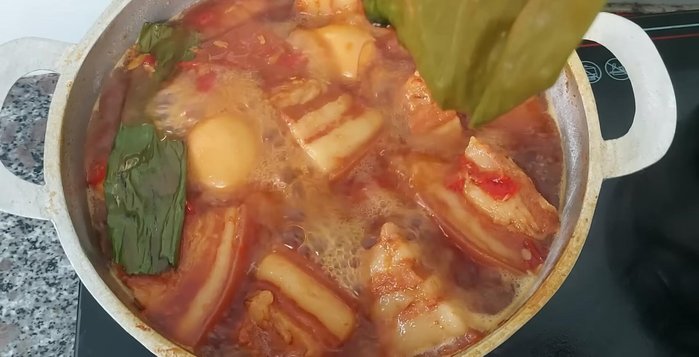 Tắt bếp, nêm nếm lại nếu cần. Múc ra dùng nóng.