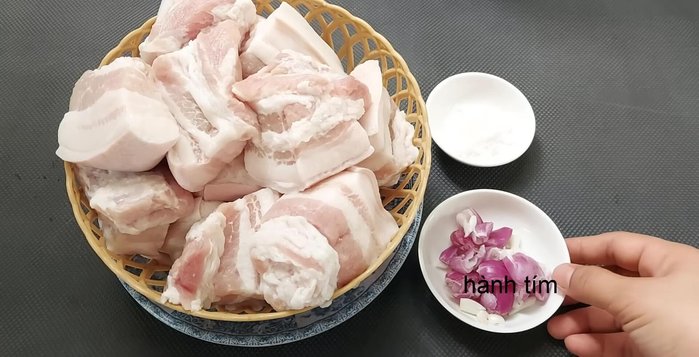 Cắt thịt ba rọi thành miếng vuông.