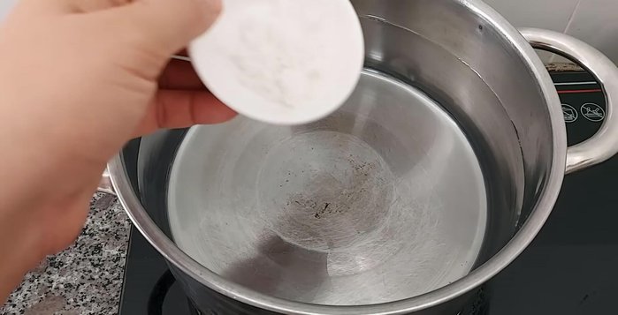 Cho thịt vào nước, thêm muối và hành tím đập dập, đun sôi.