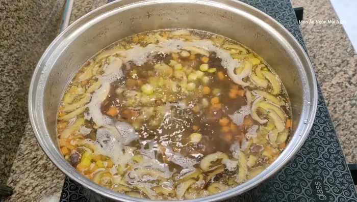 Nêm gia vị: ½ muỗng cà phê bột ngọt, 1 muỗng canh hạt nêm, 1 muỗng canh muối, 1.5 muỗng canh đường. Nấu thêm 10 phút.