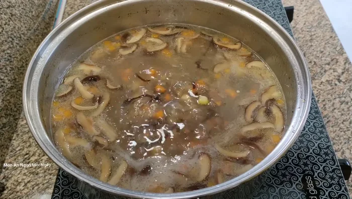 Đánh tan trứng gà, cho vào súp. Đun nhỏ lửa.