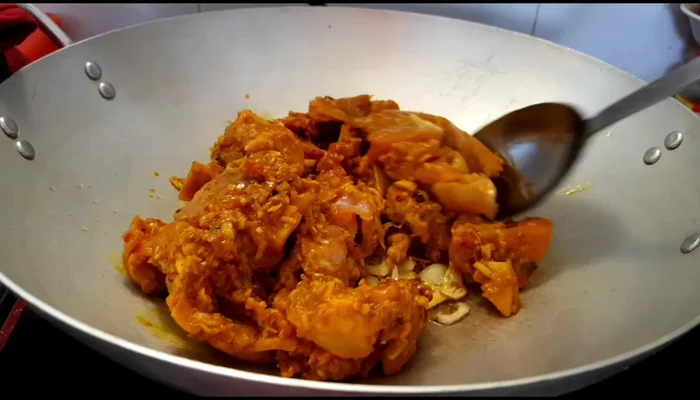 Cho thịt thỏ vào xào săn.