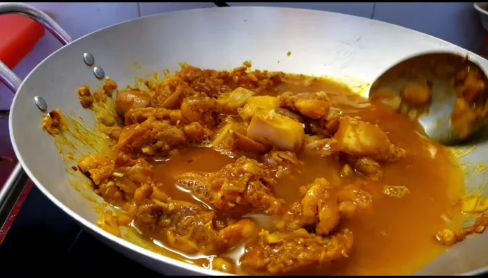 Cho nước dừa vào, đun sôi rồi hạ lửa nhỏ, đun đến khi thịt mềm.