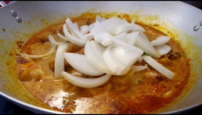 Cho hành tây vào, đun thêm một lát rồi tắt bếp.