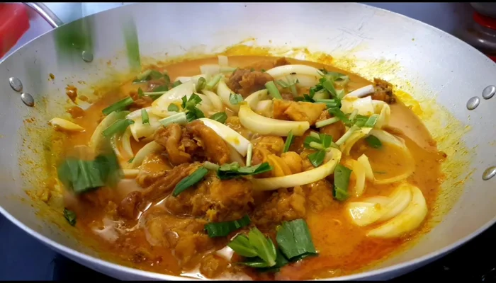 Cho ngò gai vào, trộn đều.