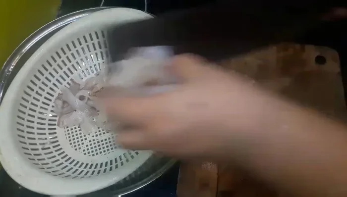 Sơ chế hành tây, ớt, tỏi: Băm nhỏ hành tây, ớt, tỏi.