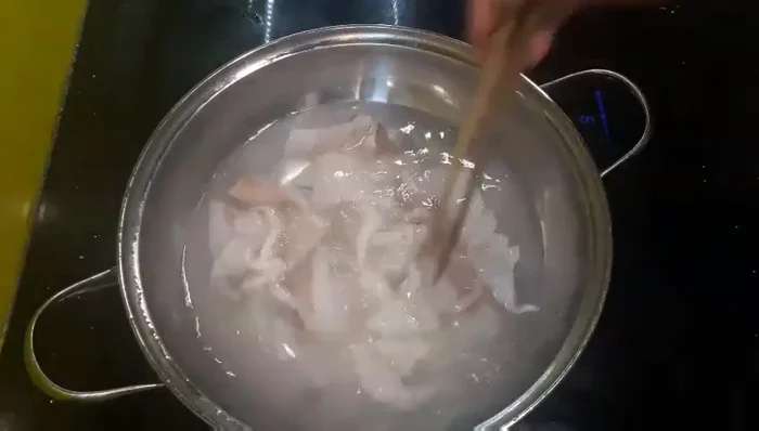 Ướp mực: Vớt mực ra, để ráo. Ướp mực với một ít hạt nêm, tiêu, dầu ăn.