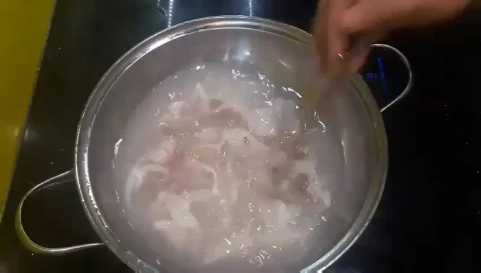 Phi thơm tỏi: Cho dầu ăn vào chảo, phi thơm tỏi.
