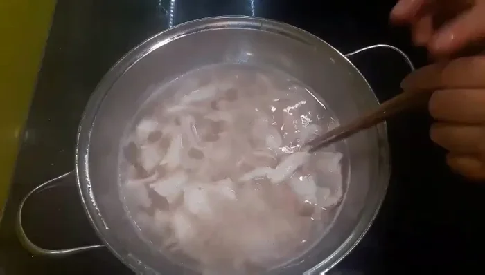 Xào hành tây: Cho hành tây vào xào cho mềm.