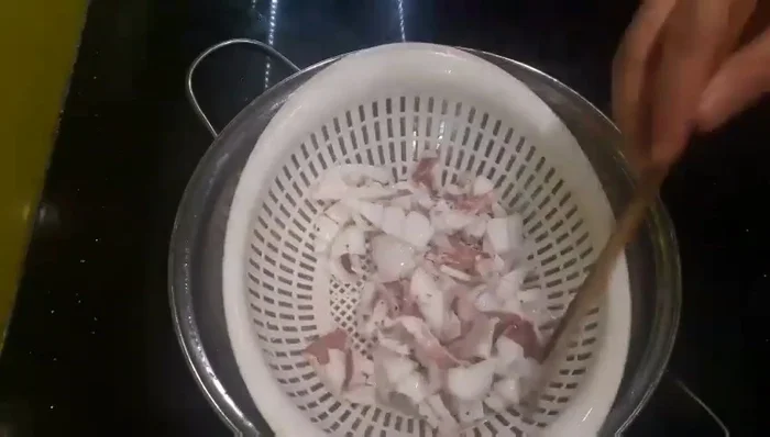 Xào mực: Cho mực vào xào cùng hành tây, ớt. Nêm nếm gia vị vừa ăn (bột ngọt).