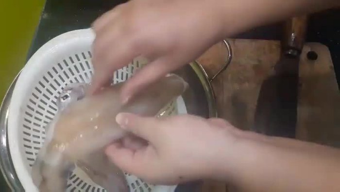 Làm sạch mực: Tách mực, bỏ ruột, rửa sạch và thái miếng. Loại bỏ mắt và miệng mực.