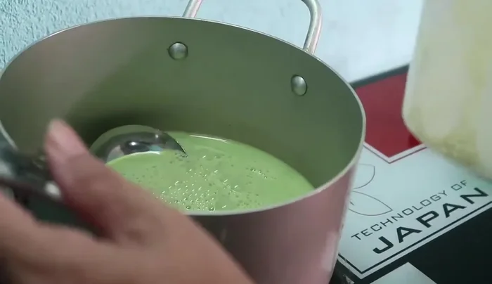 Đun sôi sữa đậu nành. (268.19)