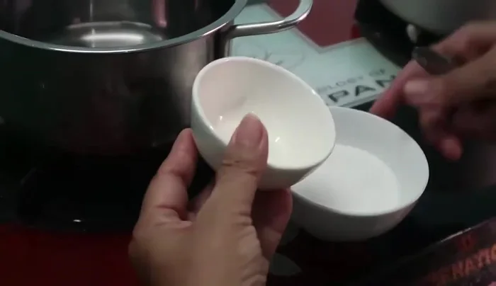 Trộn bột rau câu và đường. (325.97)