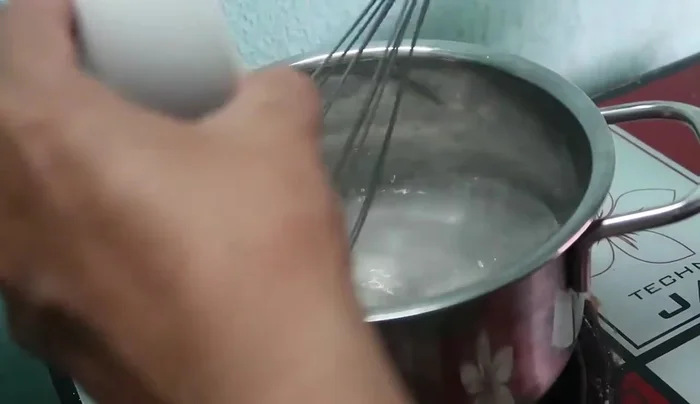 Đun sôi hỗn hợp bột rau câu và đường. (346.5)