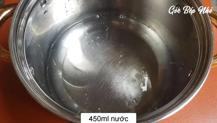 Làm pudding xoài: Đun sôi 450ml nước, cho đường và bột rau câu vào, khuấy đều. Đun nhỏ lửa 3-5 phút cho bột rau câu chín. Cho 450g sốt xoài vào, khuấy đều. Rót vào hũ, để nguội rồi cho vào tủ lạnh.