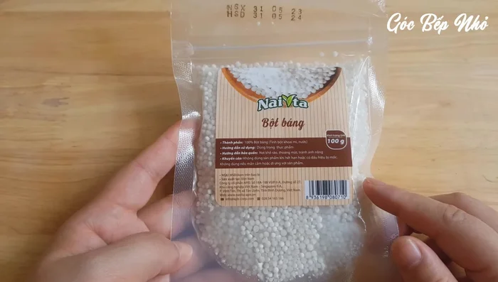 Làm bột báng: Ngâm bột báng 1 tiếng cho nở. Rửa sạch, để ráo. Luộc 10 phút ở lửa vừa. Vớt ra, trộn với siro chanh dây, đường và nước nóng để chống dính.