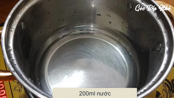 Làm nước cốt dừa: Đun sôi 200ml nước, cho bột kem béo vào khuấy tan. Đun nhỏ lửa, cho đường vào khuấy tan. Cho sữa tươi, nước cốt dừa, kem béo thực vật và muối vào, khuấy đều. Đun 2-3 phút, tắt bếp, để nguội rồi cất vào tủ lạnh.