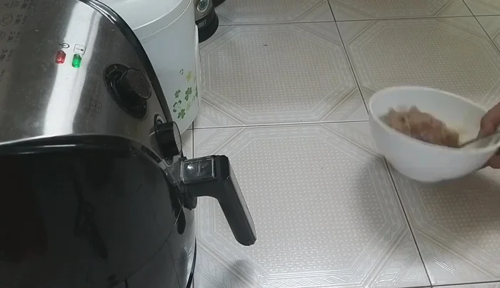 Chiên cá ở 180 độ C trong 20 phút. (Sau 10 phút, kiểm tra và xem xét tình trạng cá).