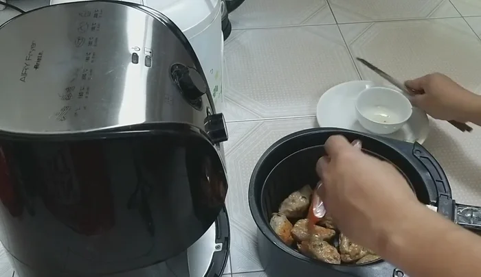 Quét một lớp dầu mỏng lên cá trong những phút cuối cùng của quá trình chiên (khoảng 3 phút).