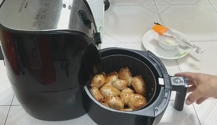 Lấy cá ra khỏi nồi chiên không dầu khi cá đã chín vàng giòn.