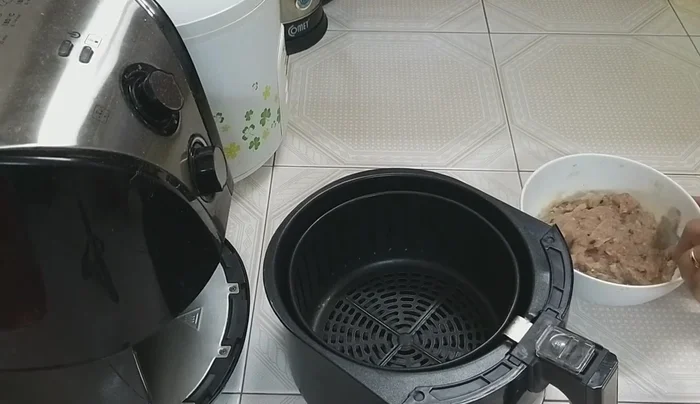 Làm nóng nồi chiên không dầu. (Cho nồi chiên không dầu nóng khoảng vài phút)