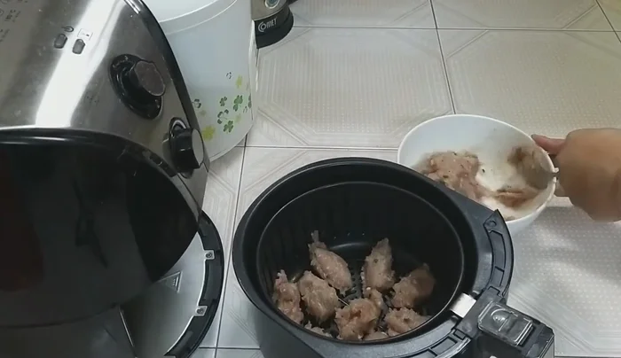 Cho cá thác lác vào nồi chiên không dầu.