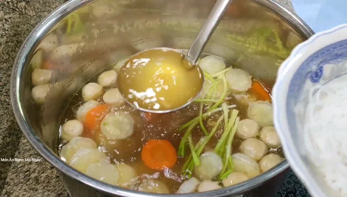 Cho hủ tiếu vào tô, chan nước dùng. Trang trí với tôm, mực, tim heo, hành lá, hành tím phi, tiêu.