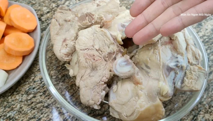 Nấu nước dùng: Cho 4 lít nước, xương heo, xương gà (đã chần sơ) vào nồi, đun sôi. Thêm tôm khô vào.