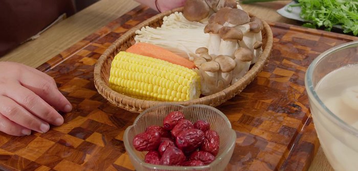 Các nguyên liệu khác (táo đỏ, ngô, cà rốt, nấm): Ngâm rửa sạch, sơ chế: ngô cắt khoanh, cà rốt tỉa hoa, nấm cắt nhỏ.