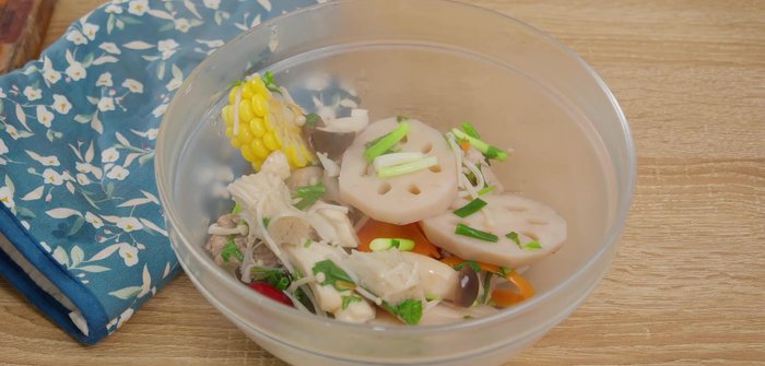 Múc canh ra bát, ăn nóng.