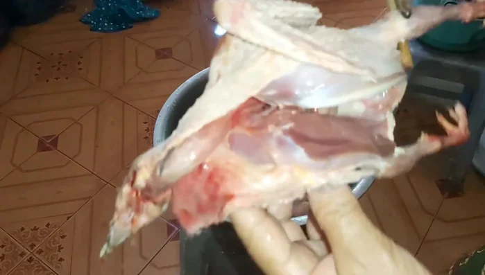 Chuẩn bị nguyên liệu: Đâm sả, tỏi, ớt.
