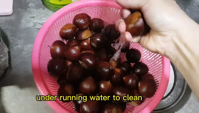 Rửa sạch vỏ hạt dẻ dưới vòi nước cho sạch sẽ. (30)