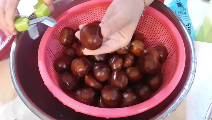 Cắt hình chữ thập ở phần đầu nhọn của hạt dẻ (có thể dùng dao hoặc dụng cụ chuyên dụng). (65.119)