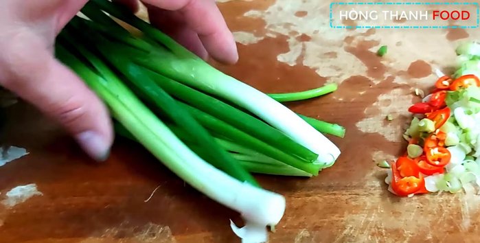 Ướp cá với hành trắng, hành tím, ớt, tương ớt, hạt nêm, nước mắm, muối, đường, tiêu trong 15 phút.