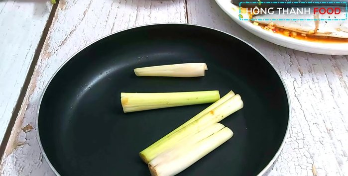 Xếp sả xuống đáy nồi hấp, cho cá lên trên.