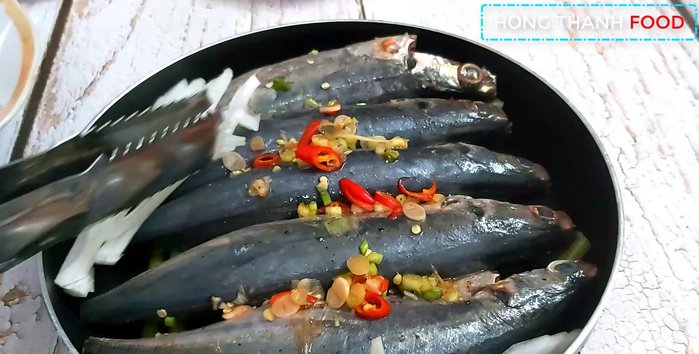 Thêm hành trắng, hành tím lên trên cá.