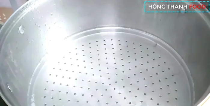 Cho nước vào nồi hấp, hấp cá trong 15-20 phút với lửa lớn.